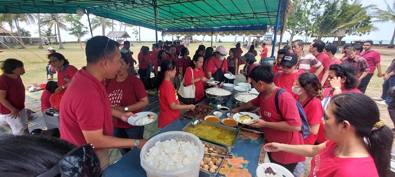 antri makan bersama selalu jadi kemeriahan tersendiri PAKAI--